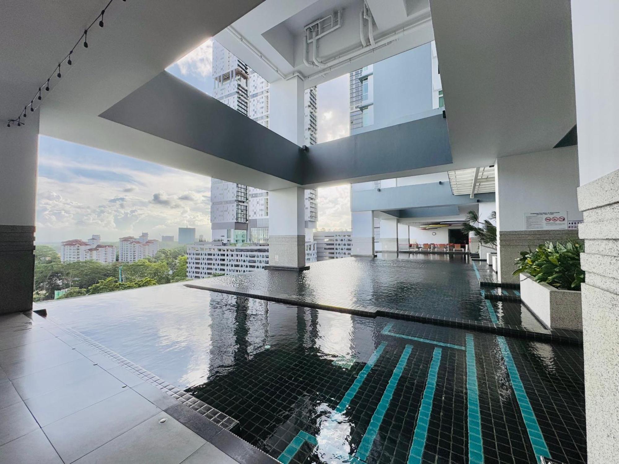 Twin Galaxy Jet Black 3br6pax Balcony Nr Ksl By Ourstay