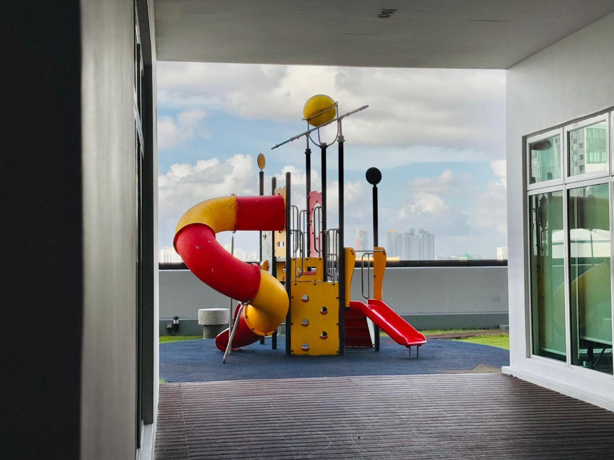 Twin Galaxy Jet Black 3br6pax Balcony Nr Ksl By Ourstay